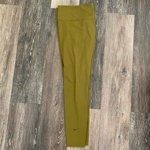 NIKE | Green 7/8 Training Tights Leggings